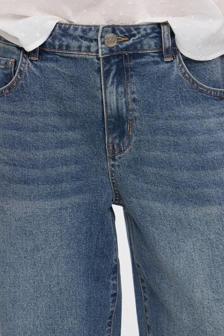 Pantalón de denim corte recto con diseño de cinco bolsillos y tiro medio de Cuesta Blanca en Pantalones para argentina