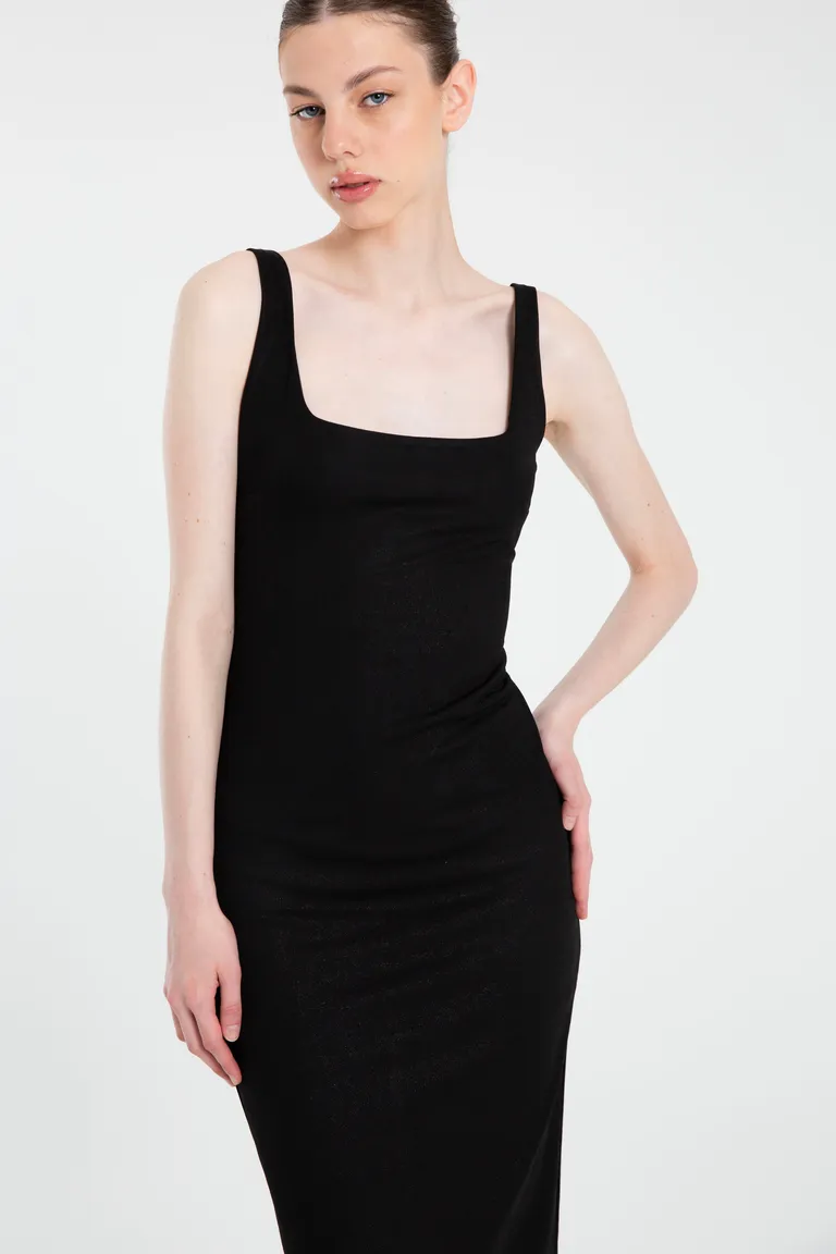 Vestido negro de corte ajustado y escote cuadrado con pinzas en la espalda de Naíma en Vestidos para argentina