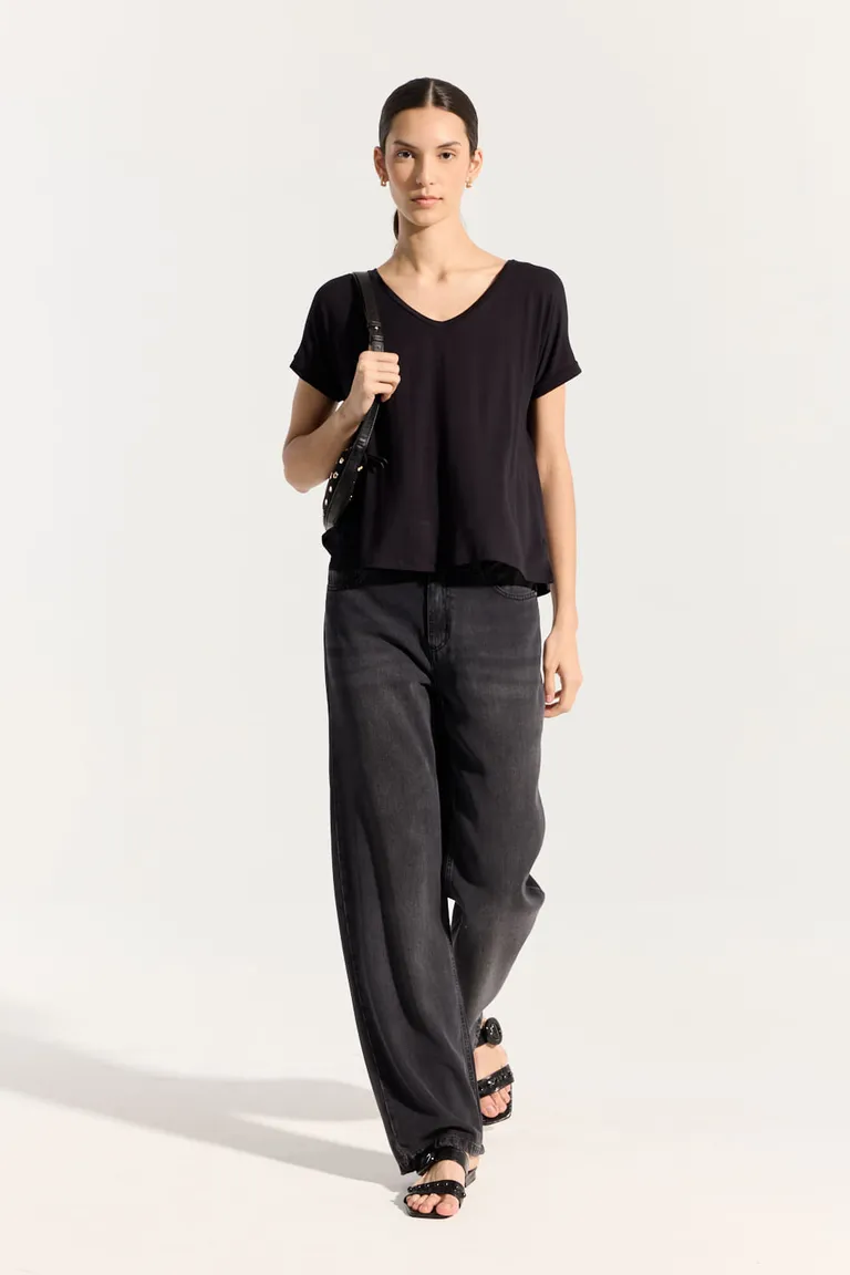 Remera amplia de corte holgado y escote en v en color negro de Portsaid en Remeras para argentina