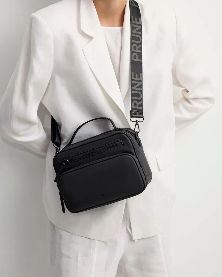 Bandolera de goma mate con cierre engomado y asa desmontable con logo de Prüne en Bolsos y Carteras para argentina