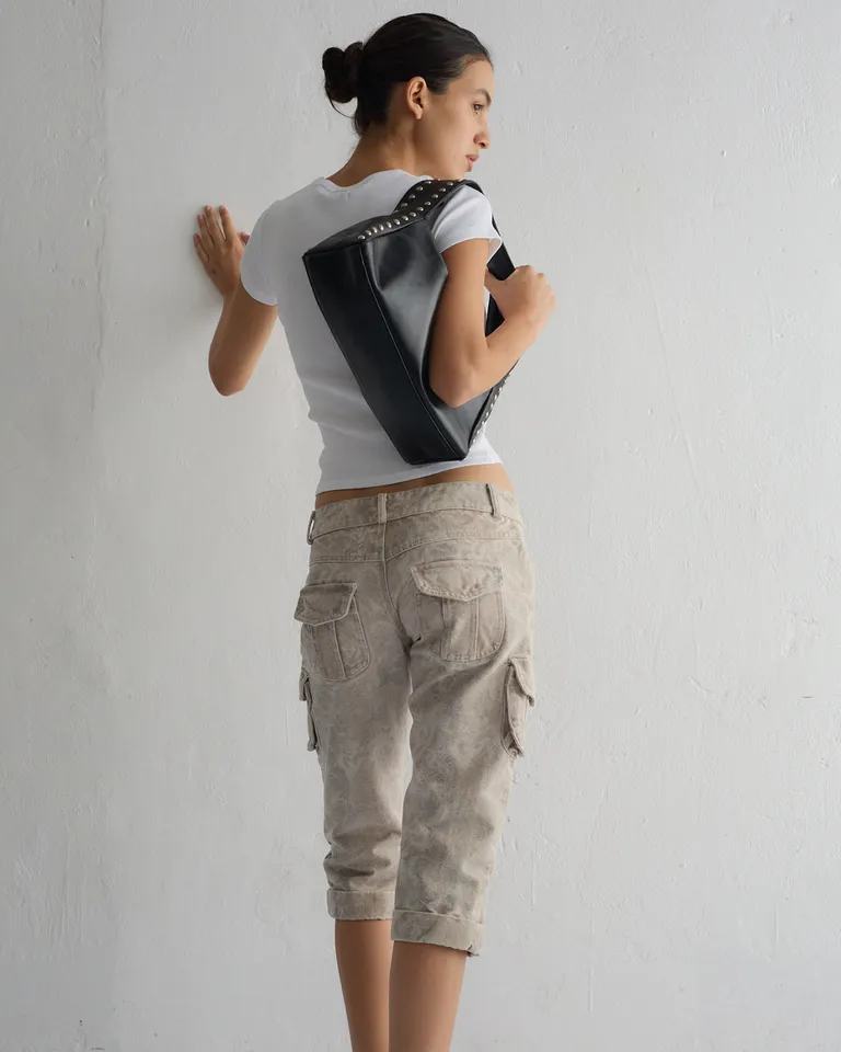 Pantalón capri de gabardina estampada con bolsillos y cierre oculto de Ay Not Dead en Pantalones para argentina