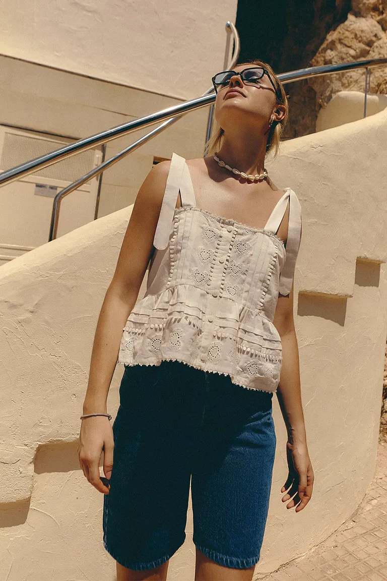 Top de algodón con bordados y detalles románticos en estilo boho chic de Sweet en Tops para argentina