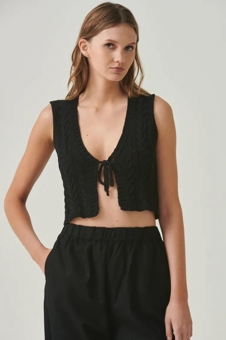 Top negro corto con diseño trenzado artesanal y escote en V de Sweet en Tops para argentina