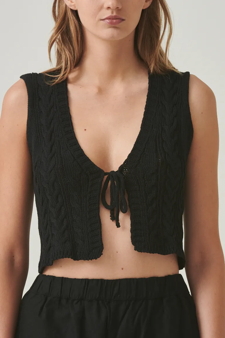 Top negro corto con diseño trenzado artesanal y escote en V de Sweet en Tops para argentina