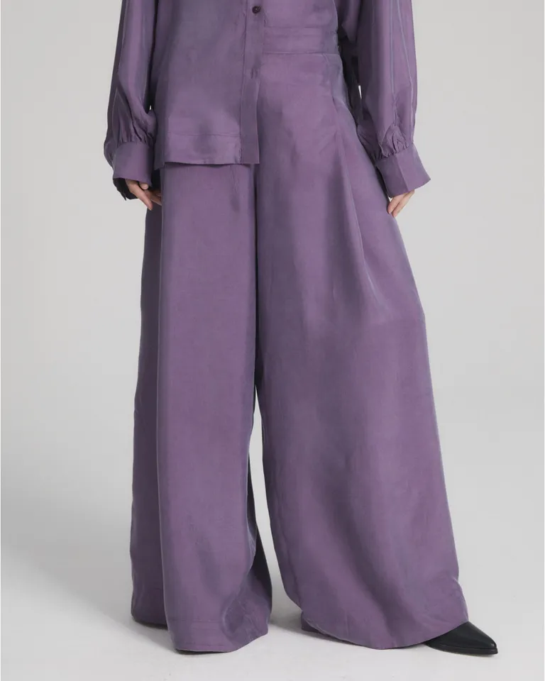 Pantalón de mujer de tiro alto con pierna ancha, tablas delanteras y cierre invisible lateral de Blue Sheep en Pantalones para argentina