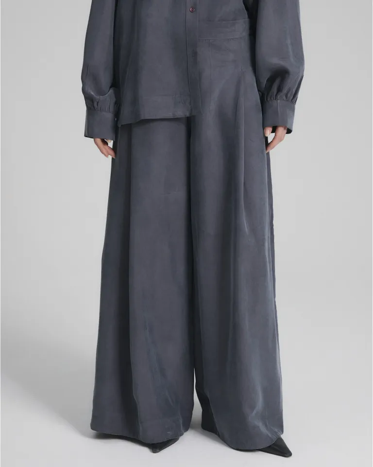 Pantalón de mujer de tiro alto con pierna ancha, tablas delanteras y cierre invisible lateral de Blue Sheep en Pantalones para argentina