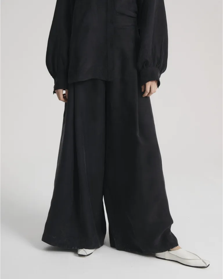 Pantalón de mujer de tiro alto con pierna ancha, tablas delanteras y cierre invisible lateral de Blue Sheep en Pantalones para argentina