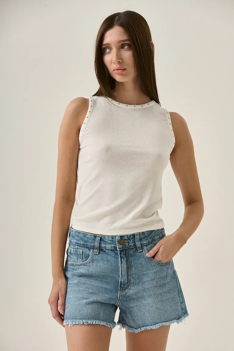 Musculosa dakota con tachas metálicas - Diseño moderno y urbano para looks casuales de Sweet en Tops para argentina