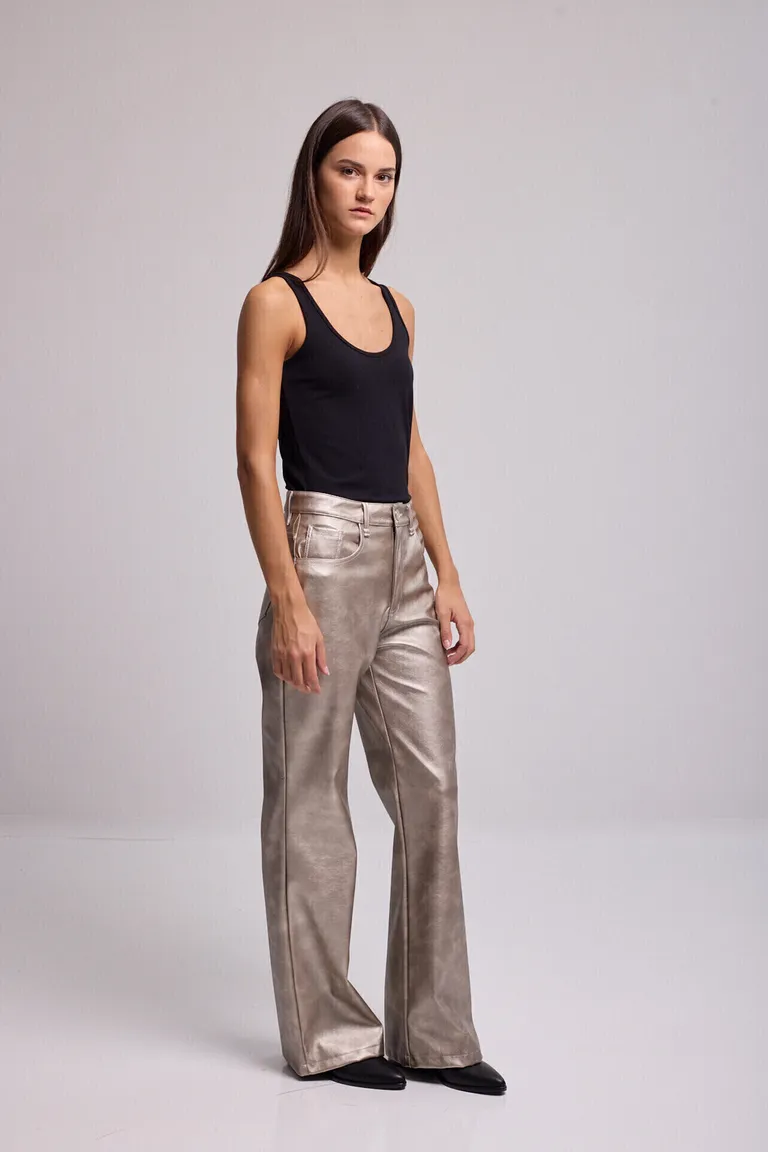 Remera blanca de tirantes anchos para mujer, ideal para looks relajados y versátiles de Kill en Remeras para argentina