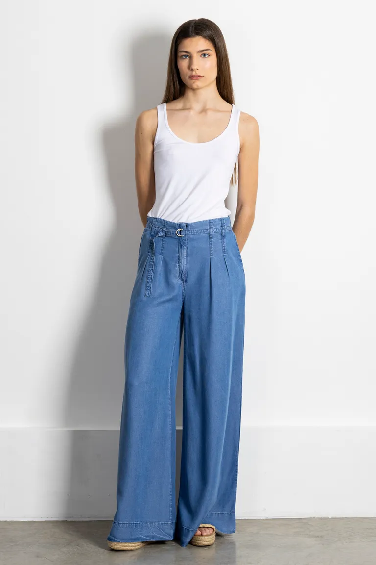 Remera blanca de tirantes anchos para mujer, ideal para looks relajados y versátiles de Kill en Remeras para argentina
