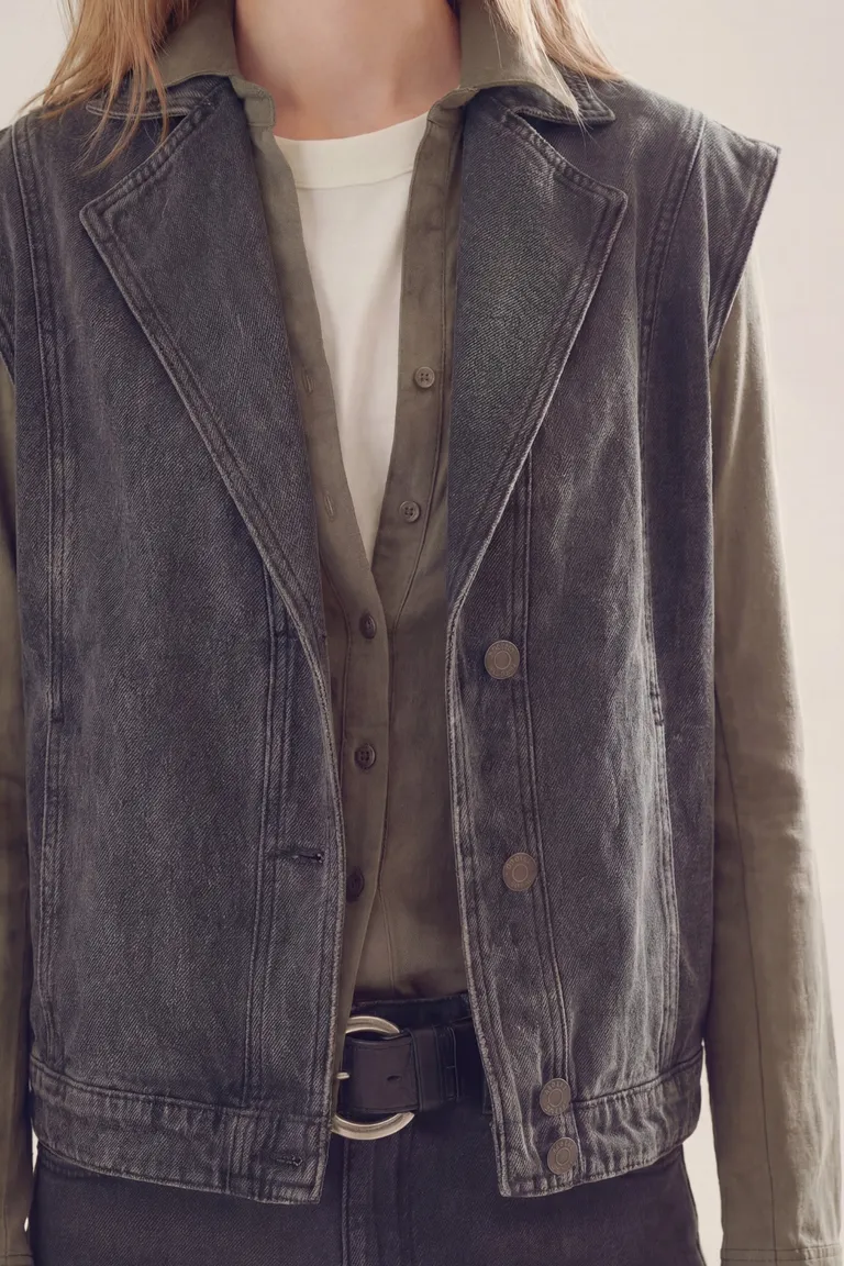 Chaleco con solapas y cierre frontal de botones de Akiabara en Chalecos para argentina