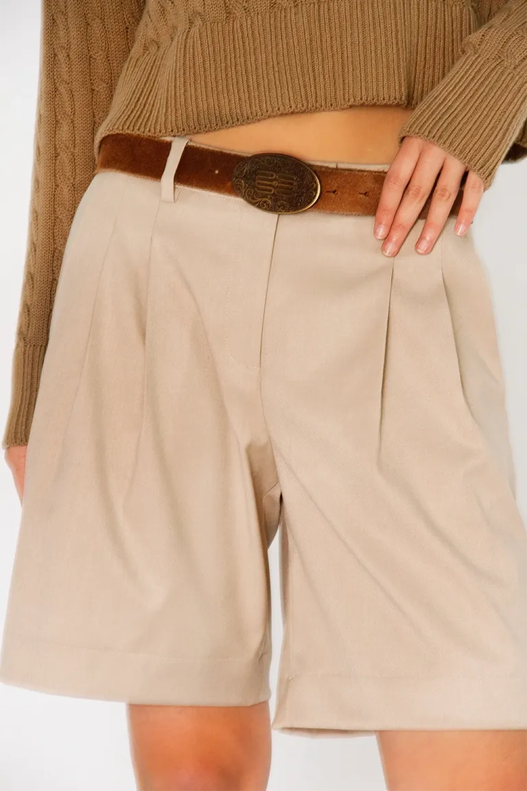 Bermudas sastrera beige con pinzas y largo modular para mujer de Sofia Sarkany en Pantalones para argentina