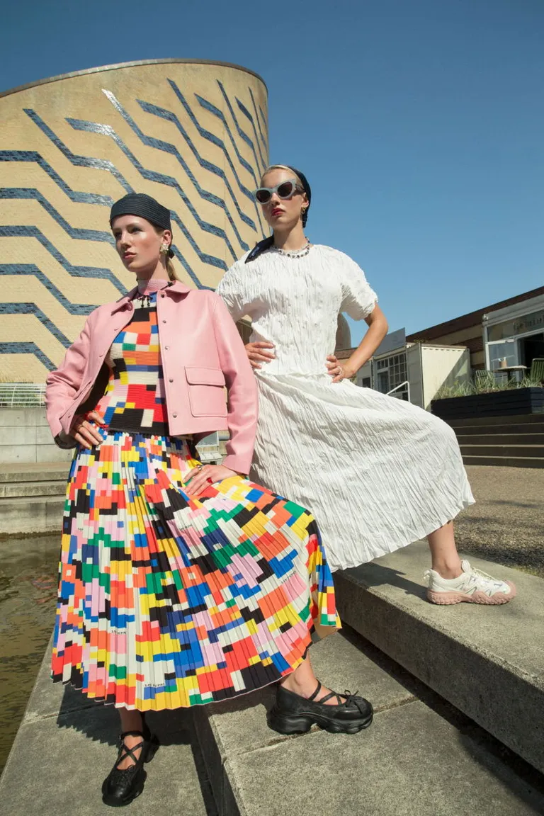Falda midi de corte recto y cintura elastizada, con textura arrugada y amplio movimiento de Las Pepas en Faldas para argentina