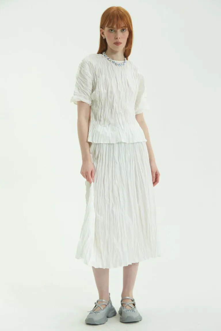 Falda midi de corte recto y cintura elastizada, con textura arrugada y amplio movimiento de Las Pepas en Faldas para argentina