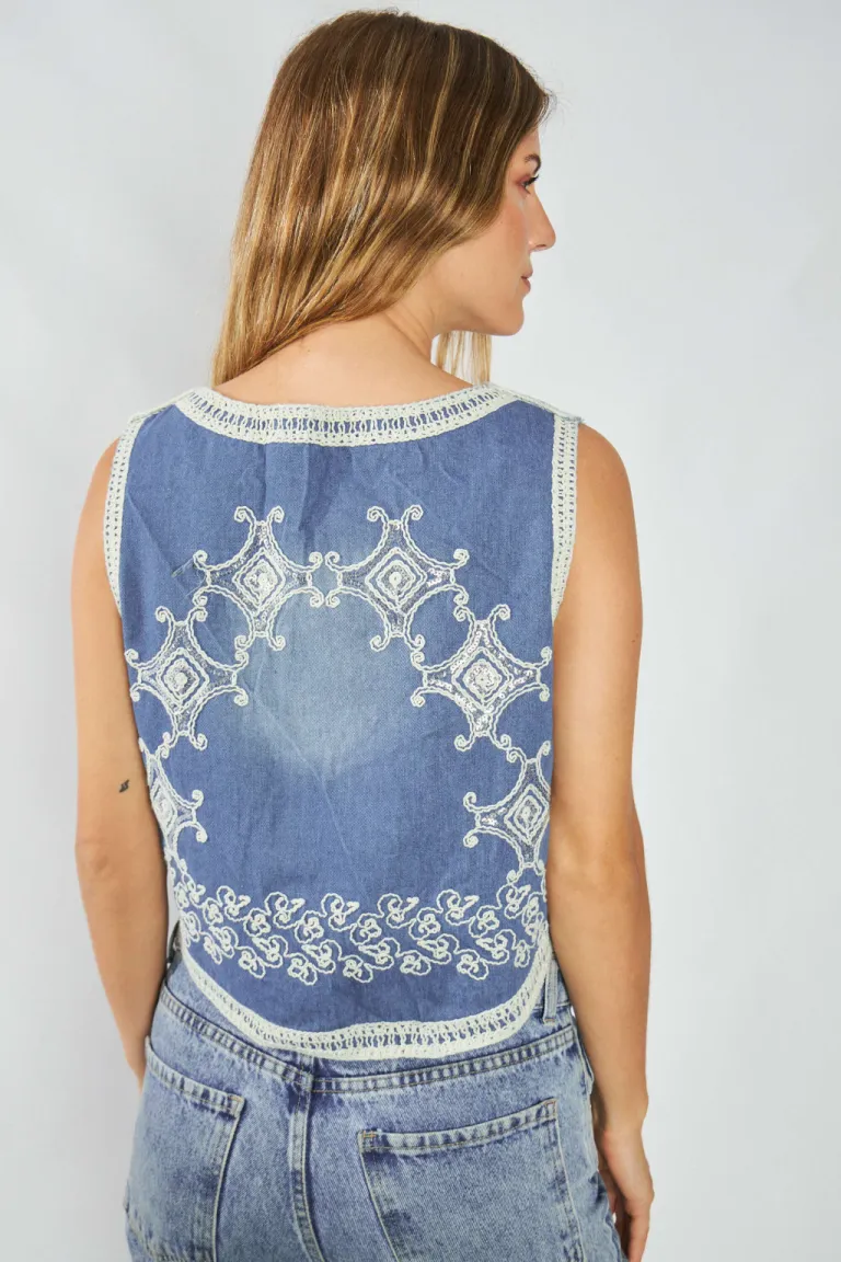 Chaleco de mezclilla con bordados florales y detalles de encaje de Belle en Chalecos para argentina