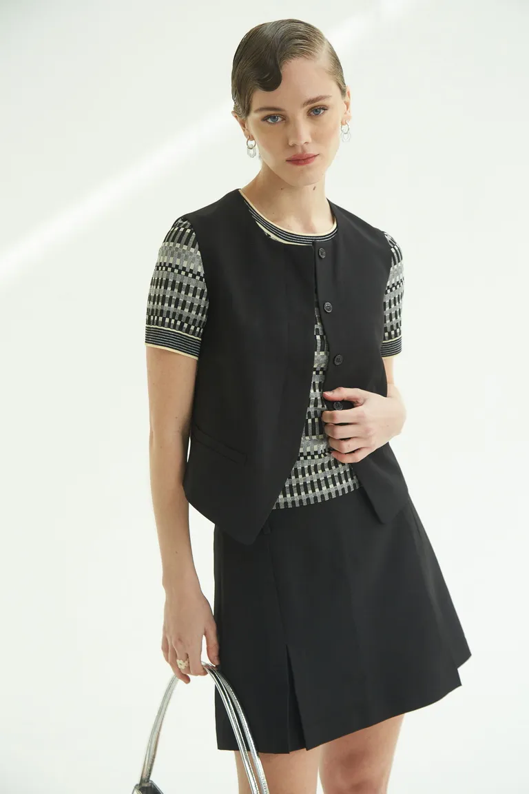 Chaleco negro de diseño elegante y versátil para mujeres de Las Pepas en Chalecos para argentina