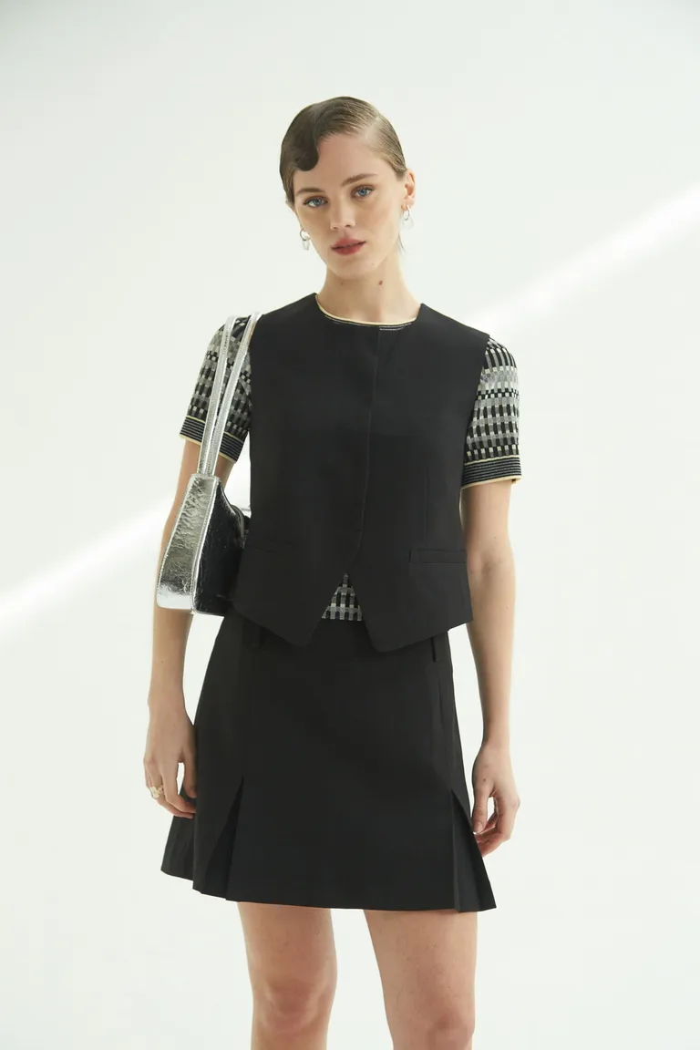 Chaleco negro de diseño elegante y versátil para mujeres de Las Pepas en Chalecos para argentina