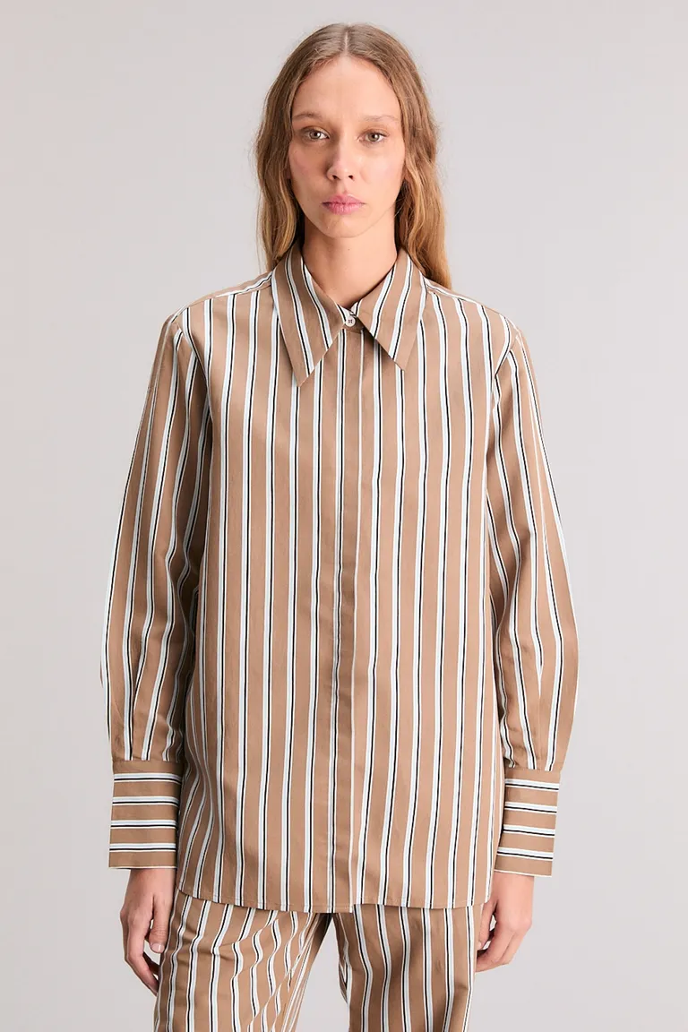 Camisa oversize de manga larga con diseño de rayas y detalles refinados de Kosiuko en Camisas para argentina