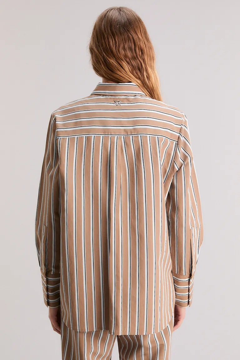 Camisa oversize de manga larga con diseño de rayas y detalles refinados de Kosiuko en Camisas para argentina