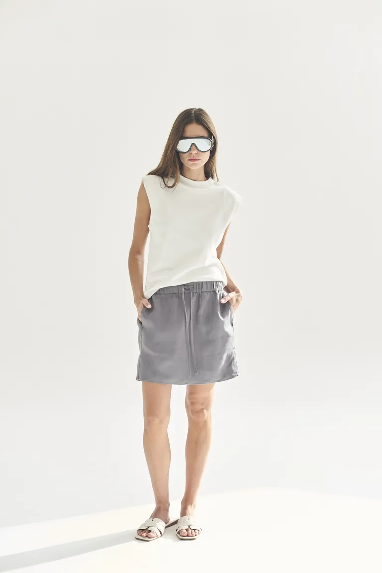 Falda corta gris de diseño moderno y versátil para mujeres de Akiabara en Faldas para argentina