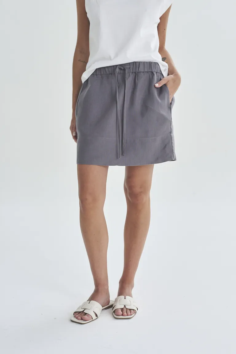 Falda corta gris de diseño moderno y versátil para mujeres de Akiabara en Faldas para argentina