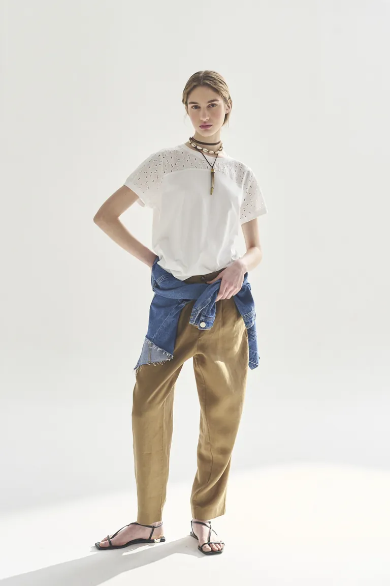 Remera de corte recto y mangas cortas para un look elegante y casual de Akiabara en Remeras para argentina