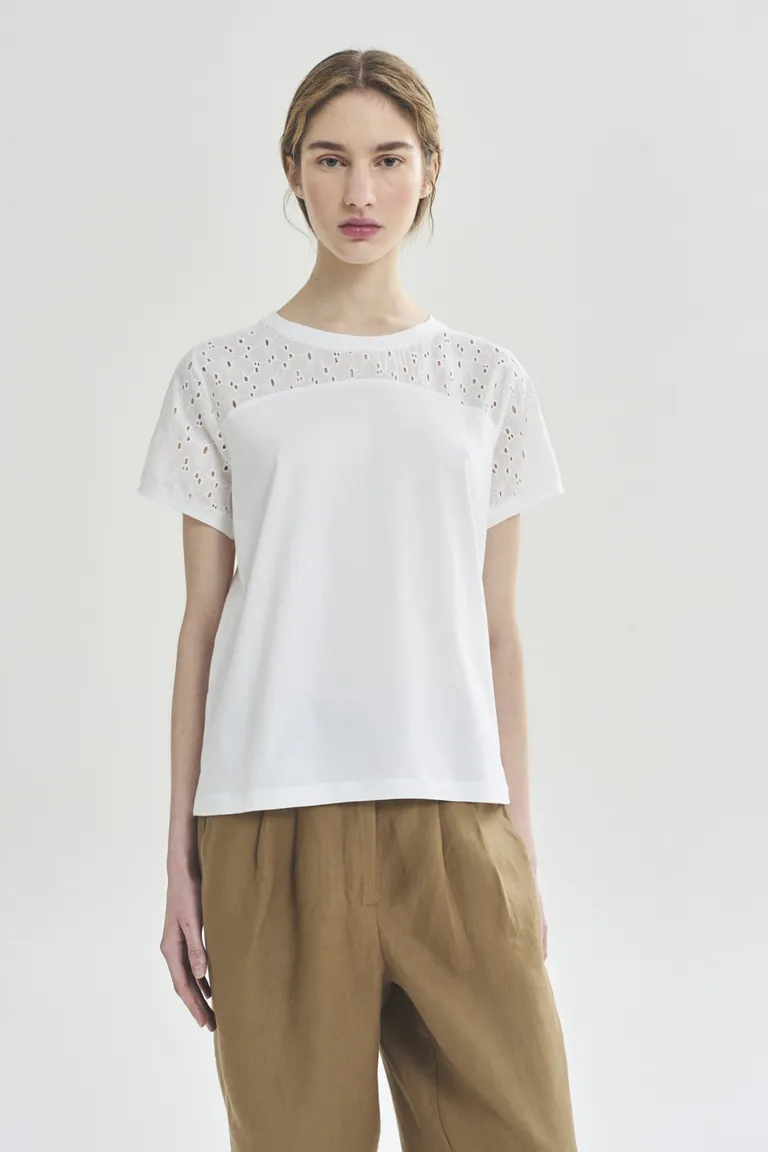 Remera de corte recto y mangas cortas para un look elegante y casual de Akiabara en Remeras para argentina