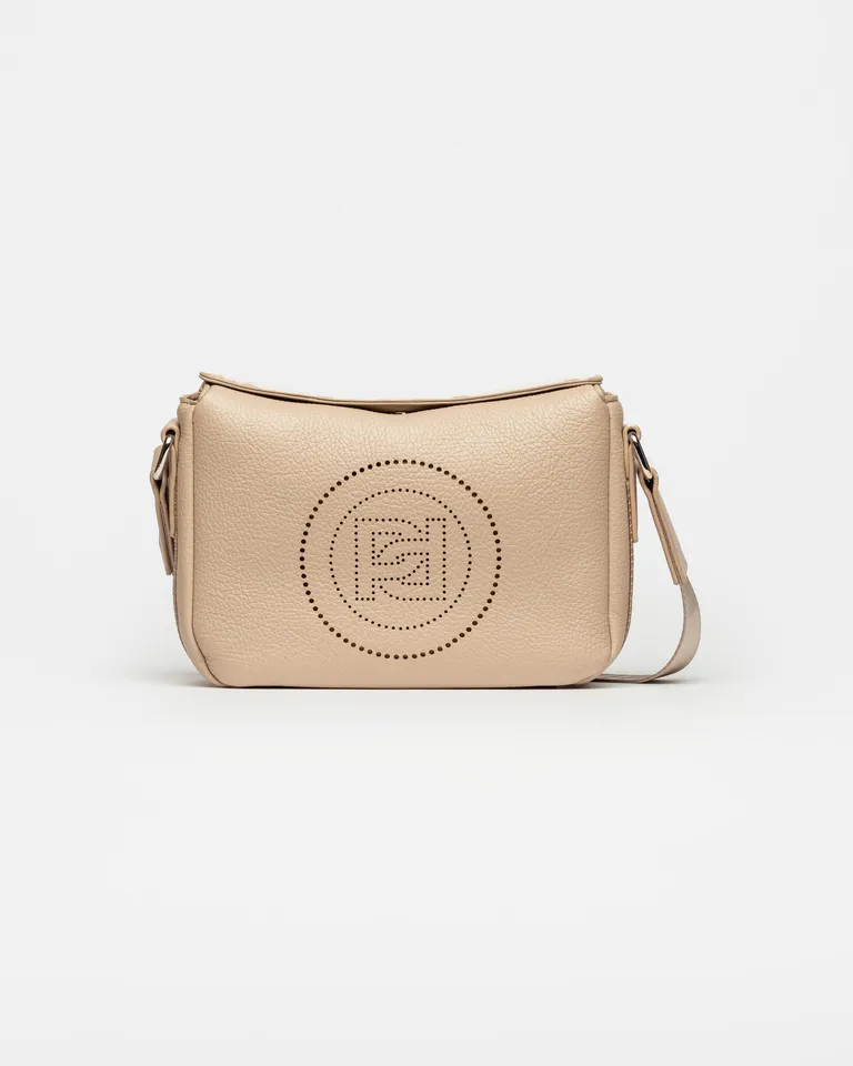 Cartera de mano de efecto cuero graneado con diseño de isologo perforado de Prüne en Bolsos y Carteras para argentina