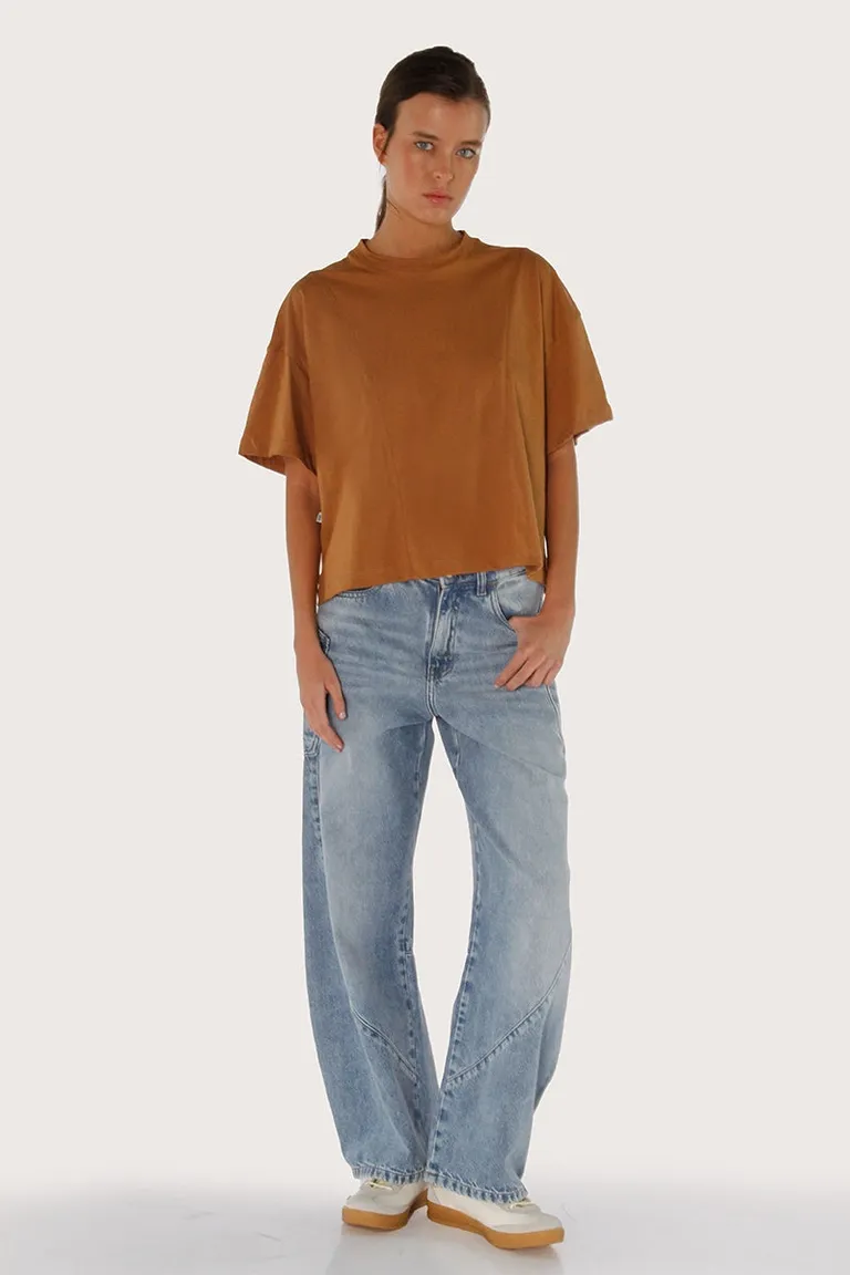 Remera con recortes curvos y diseño moderno para un estilo urbano contemporáneo de Sofia Sarkany en Remeras para argentina