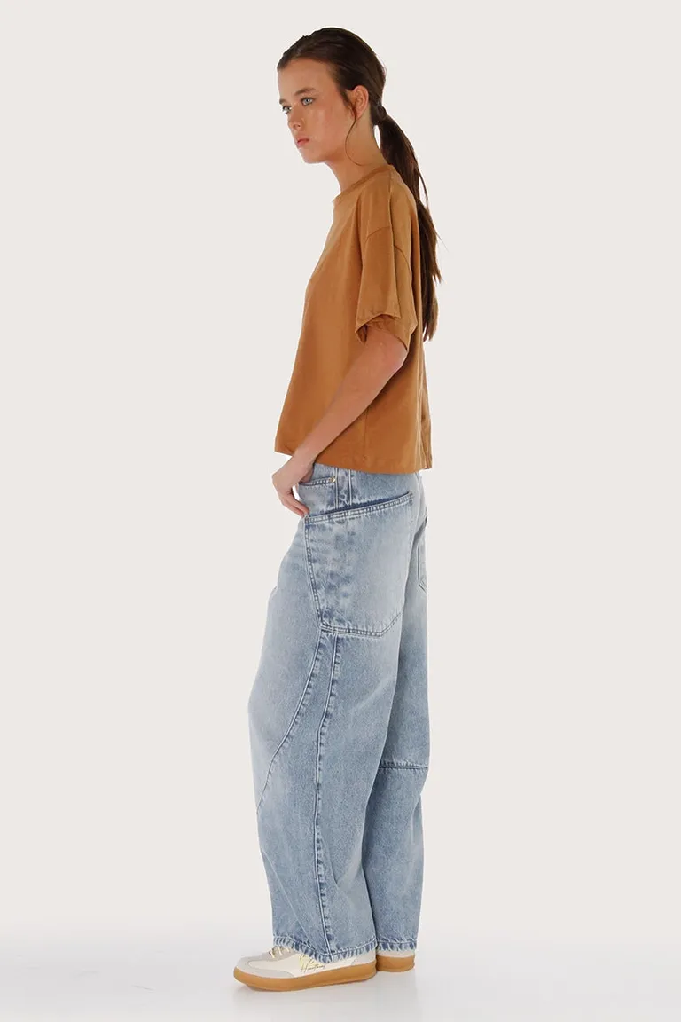 Remera con recortes curvos y diseño moderno para un estilo urbano contemporáneo de Sofia Sarkany en Remeras para argentina