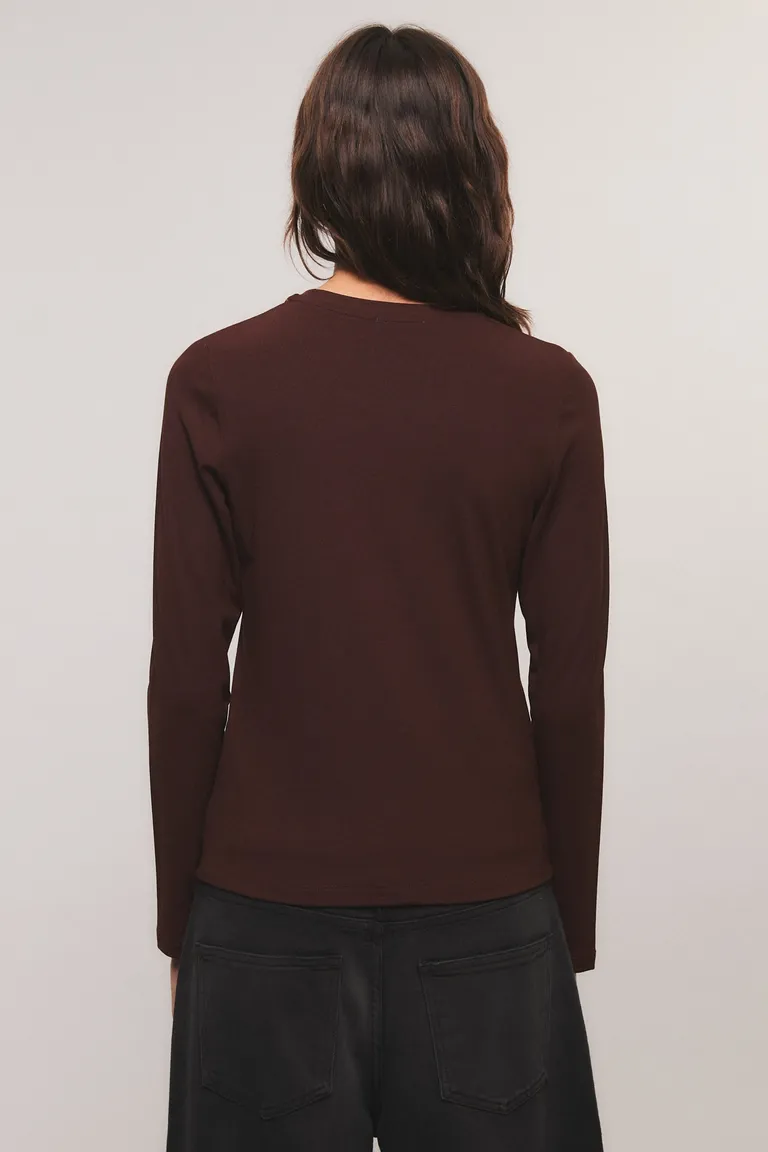 Remera manga larga de corte ajustado con cuello redondo y detalle de isologo bordado de Kosiuko en Remeras para argentina