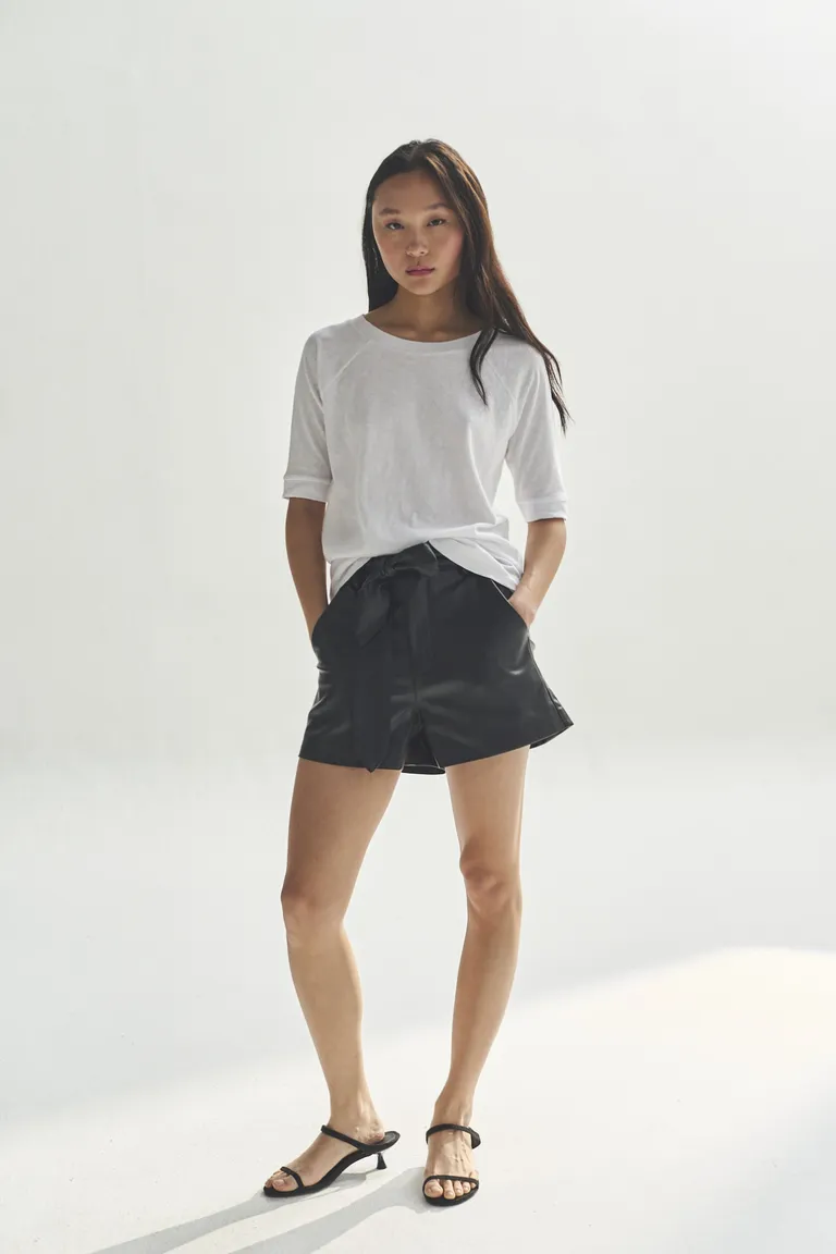 Remera raglan de diseño minimalista en tono neutro para uso versátil de Akiabara en Remeras para argentina