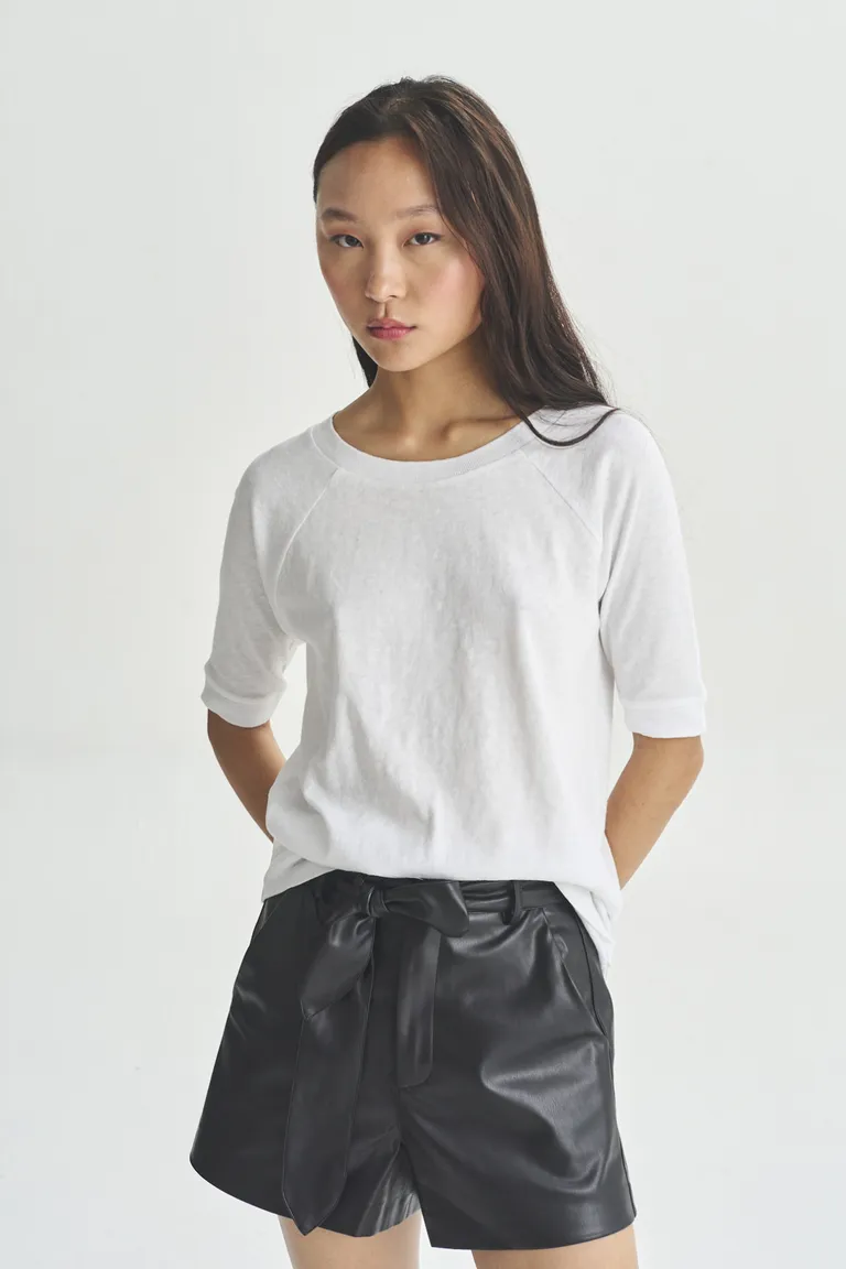 Remera raglan de diseño minimalista en tono neutro para uso versátil de Akiabara en Remeras para argentina