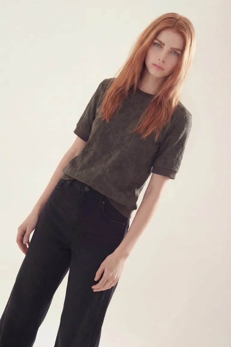 Remera de corte básico con mangas cortas y cuello redondo para mujer de Akiabara en Remeras para argentina