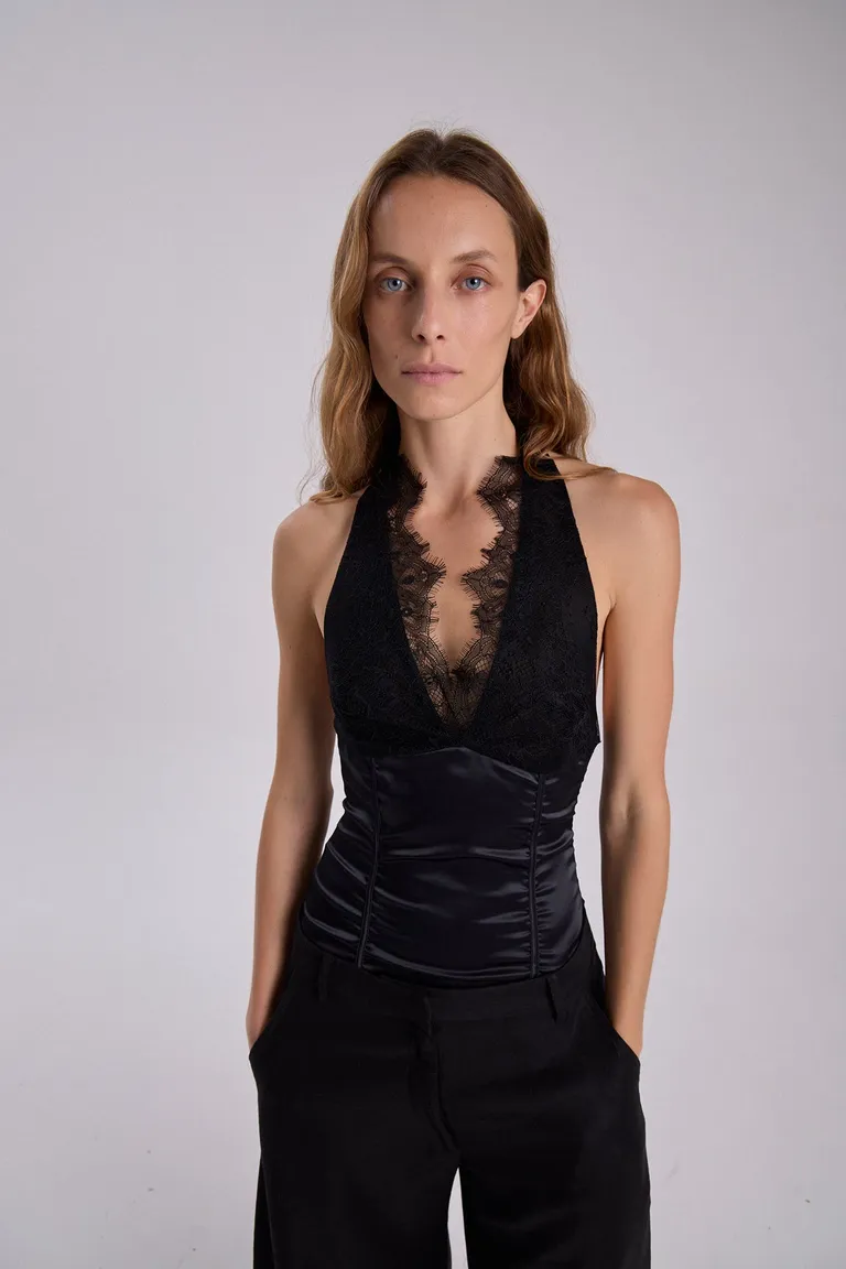 Body de seda y encaje negro con escote halter y espalda abierta de Maria Cher en Bodies para argentina