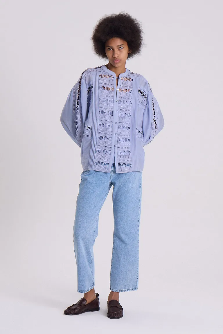 Blusa con cuello base y mangas amplias estilo voile con detalles de broderie de Maria Cher en Blusas para argentina