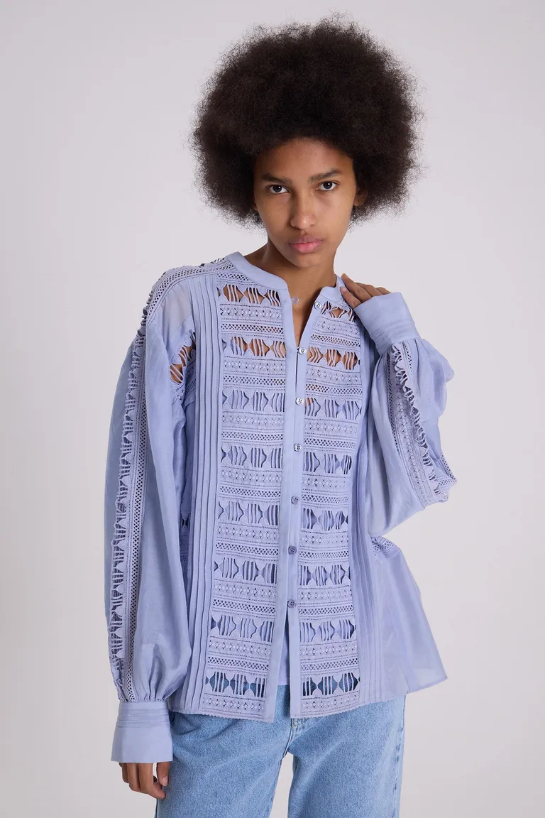 Blusa con cuello base y mangas amplias estilo voile con detalles de broderie de Maria Cher en Blusas para argentina