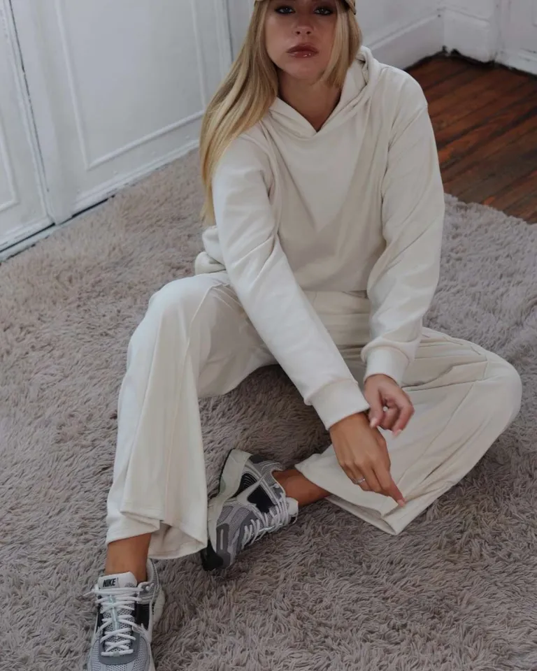 Buzo de lanilla con capucha y bolsillos, una prenda elegante y versátil para la mujer moderna de Hesed en Buzos y Sweaters para argentina