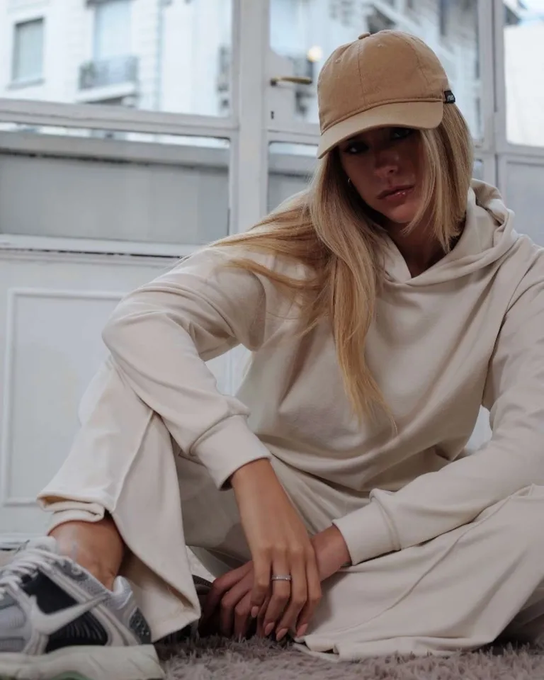 Buzo de lanilla con capucha y bolsillos, una prenda elegante y versátil para la mujer moderna de Hesed en Buzos y Sweaters para argentina