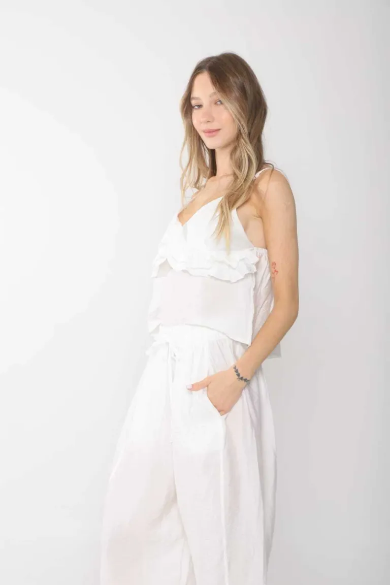 Blusa amplia y elegante de bambú con volados en los hombros para un estilo relajado y femenino de Belle en Blusas para argentina