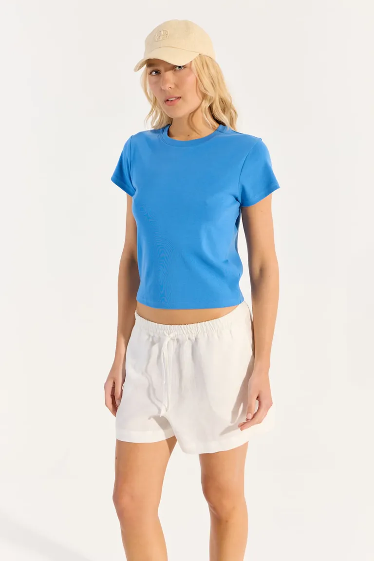 Remera de cuello redondo y manga corta - Prenda versátil y ajustada para el día a día de Portsaid en Remeras para argentina