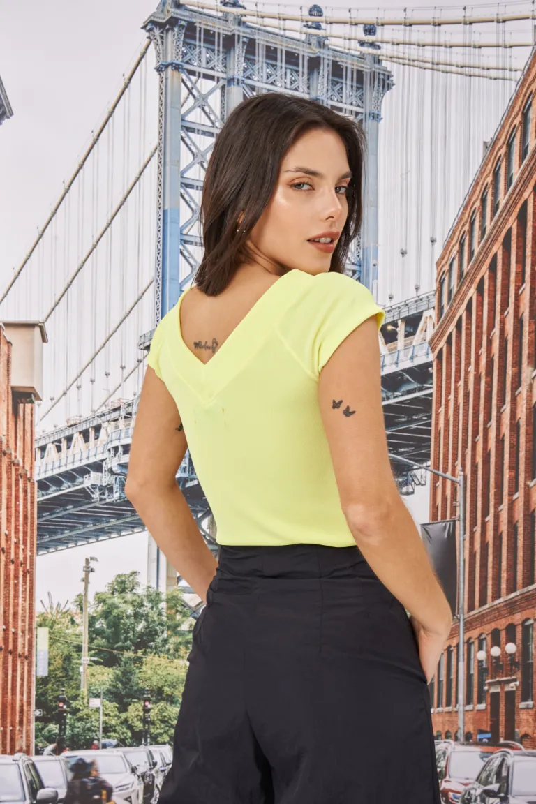 Remera casual de corte moderno en color amarillo vibrante de Apricot en Remeras para argentina