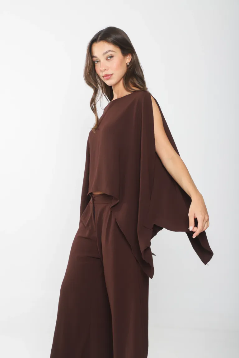 Blusa negra con mangas amplias y hombros descubiertos de Belle en Blusas para argentina