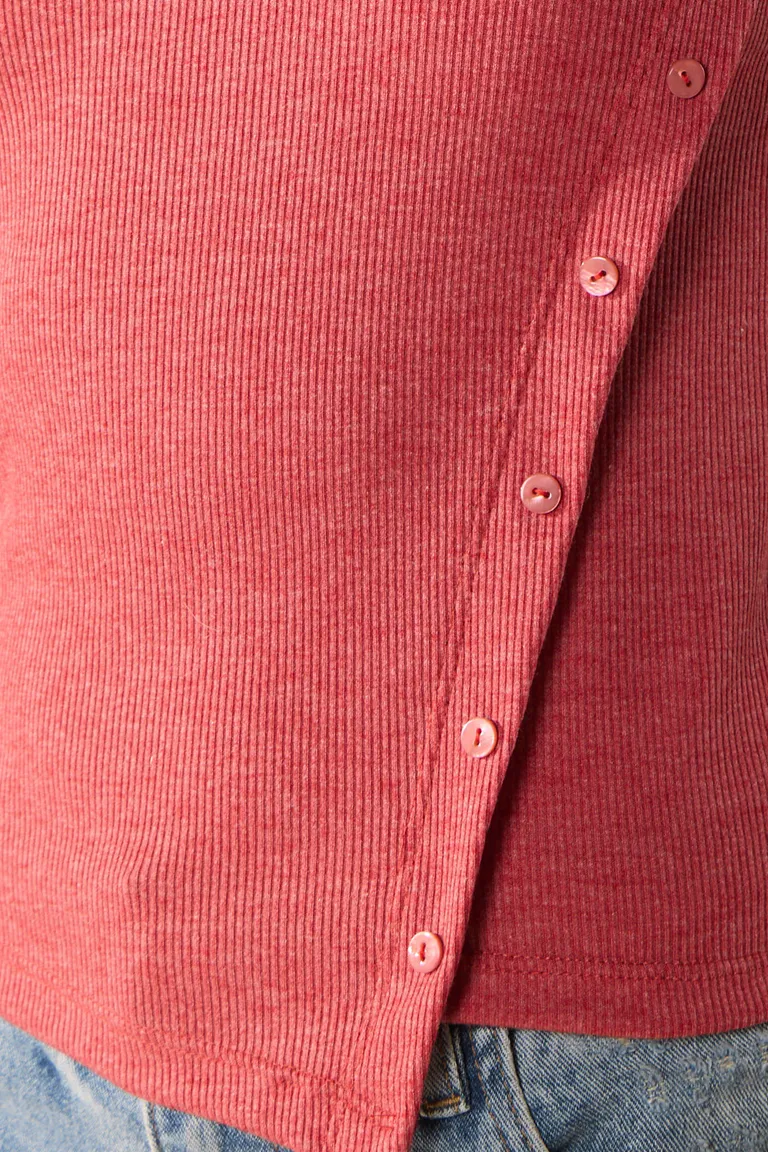 Musculosa ajustada de punto liso con cartera lateral y botones de Cuesta Blanca en Tops para argentina