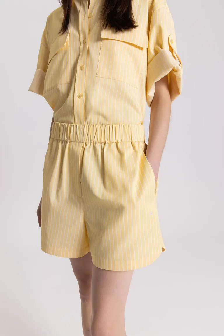 Short de Popelina Amarillo con Bolsillos Laterales y Detalle de Logo Bordado de Maria Cher en Shorts para argentina