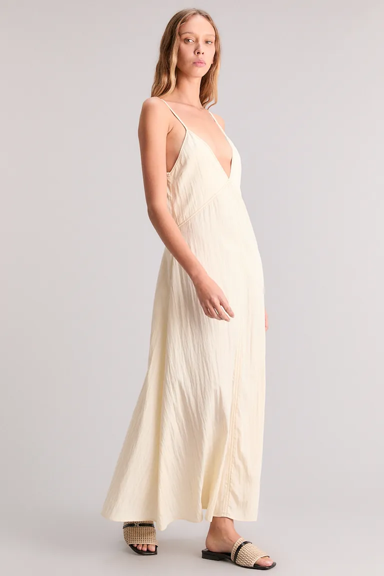 Vestido blanco de corte recto y escote en V, perfecto para cualquier ocasión de Kosiuko en Vestidos para argentina