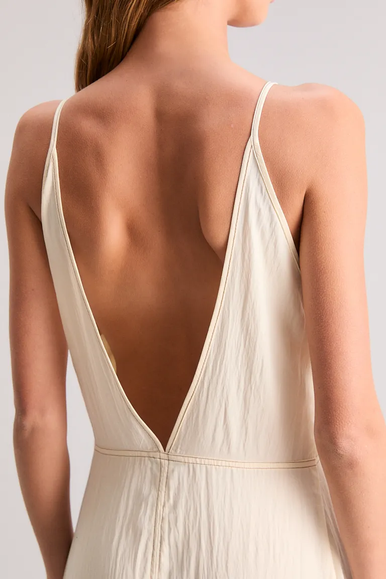 Vestido blanco de corte recto y escote en V, perfecto para cualquier ocasión de Kosiuko en Vestidos para argentina