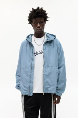 Piloto liviano con capucha de Pull&Bear en Abrigos y Camperas para argentina