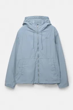 Piloto liviano con capucha de Pull&Bear en Abrigos y Camperas para argentina