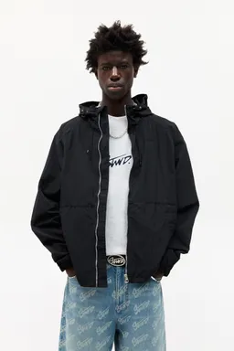 Piloto liviano con capucha de Pull&Bear en Abrigos y Camperas para argentina